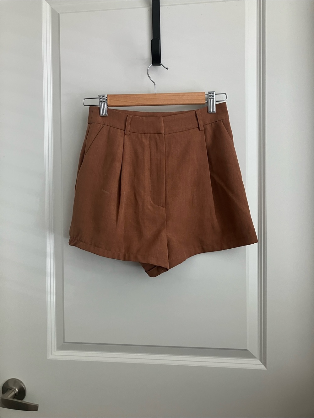Commense High-Waist Pleated Shorts in Warm Brown